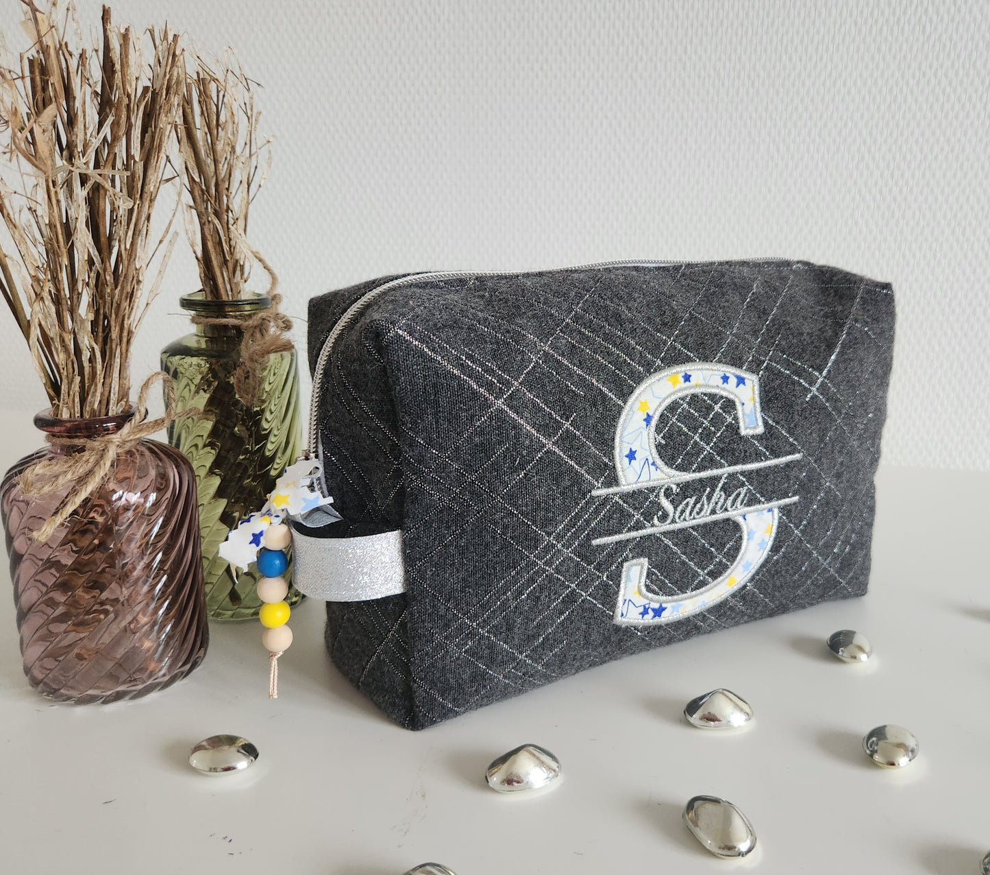 Trousse de toilette grise et argent