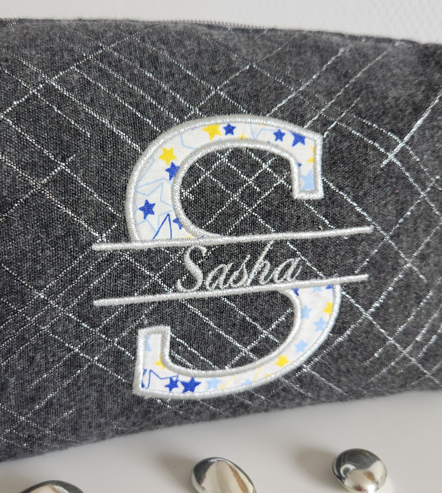 Trousse de toilette grise et argent
