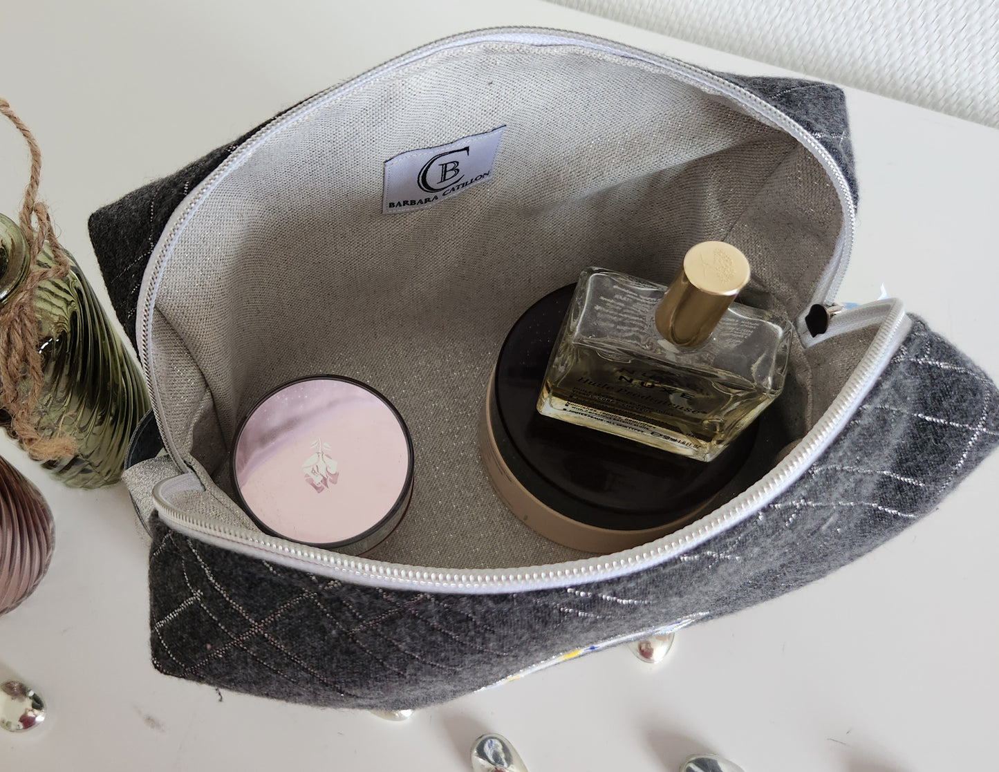 Trousse de toilette grise et argent