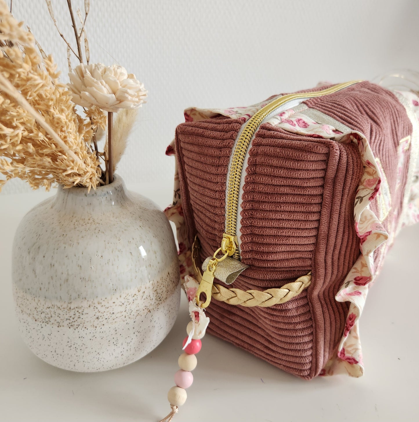 Trousse de toilette en velours côtelé et volants