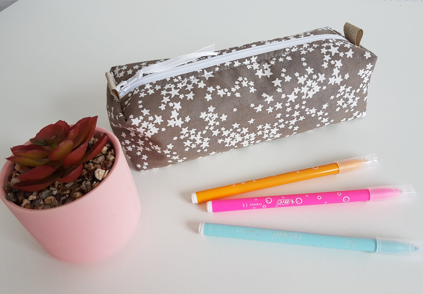 Trousse d'école, trousse à crayons, différents modèles fleuris ou étoilés