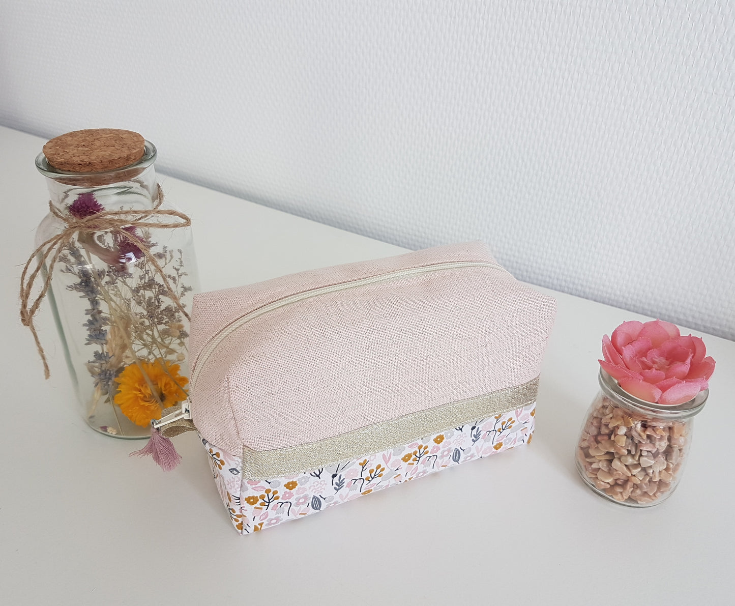 Trousse à maquillage rose pâle ou beige scintillant et liberty