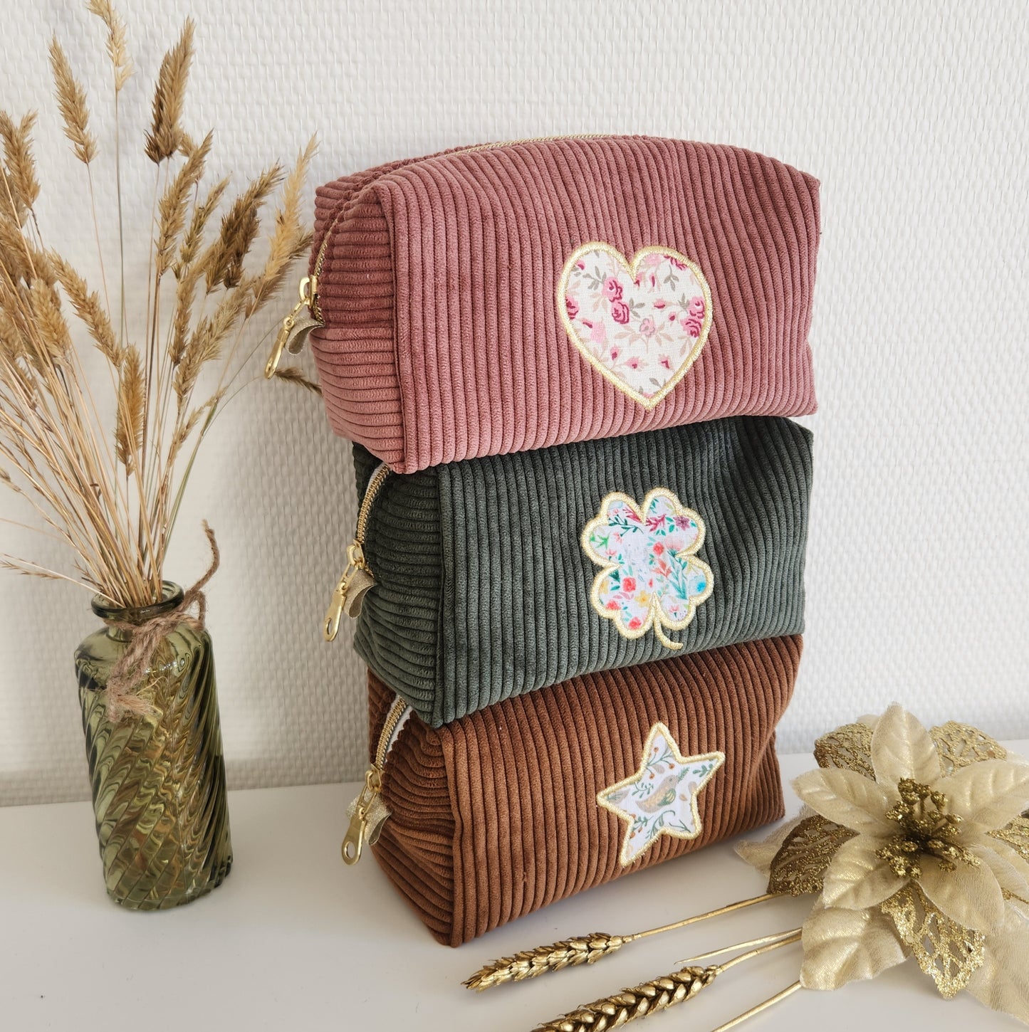 Trousse à maquillage en velours côtelé et motif brodé