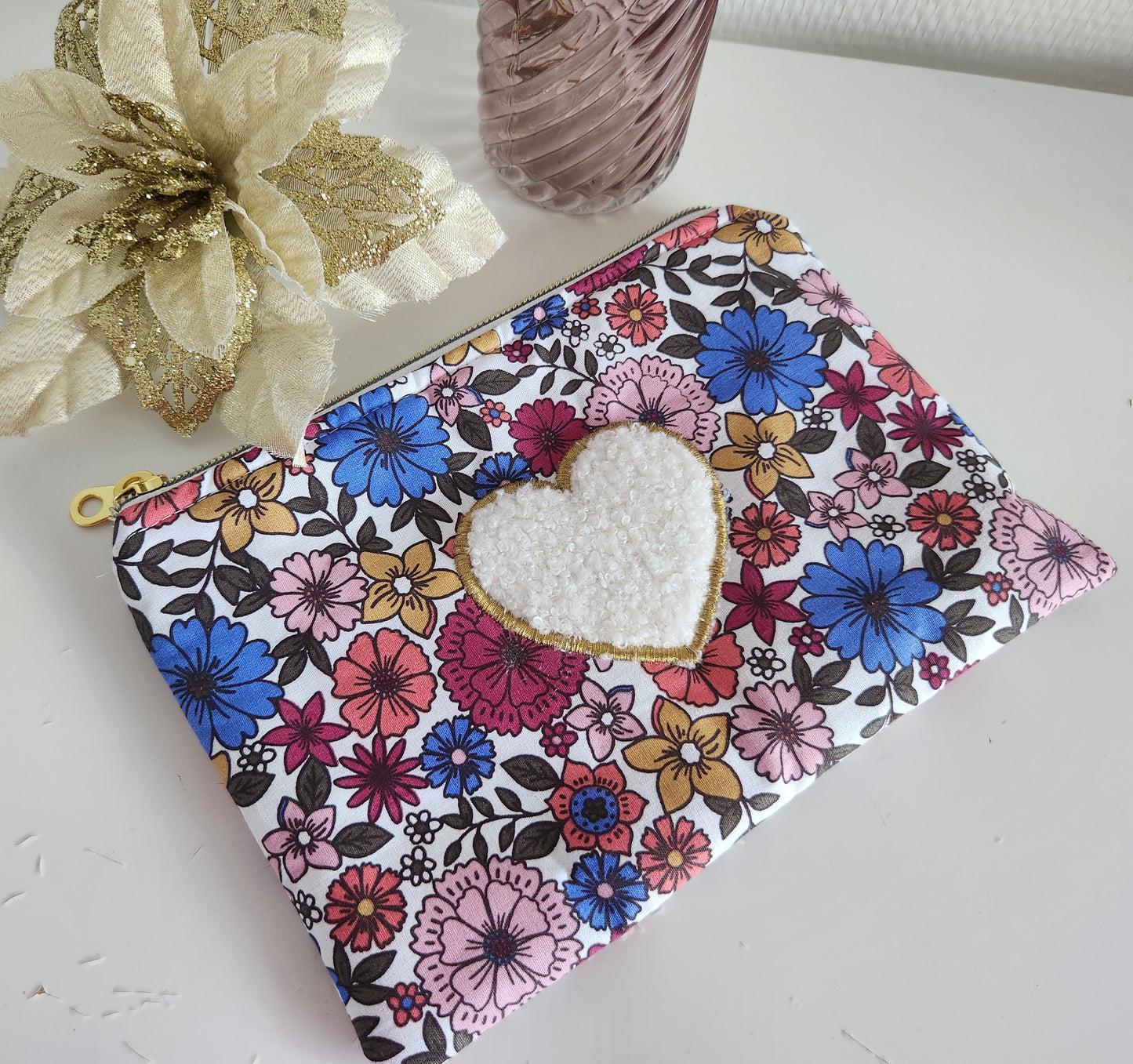 Trousse plate en coton fleuri et coeur moumoute