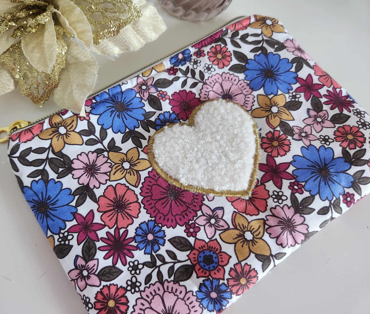 Trousse plate en coton fleuri et coeur moumoute