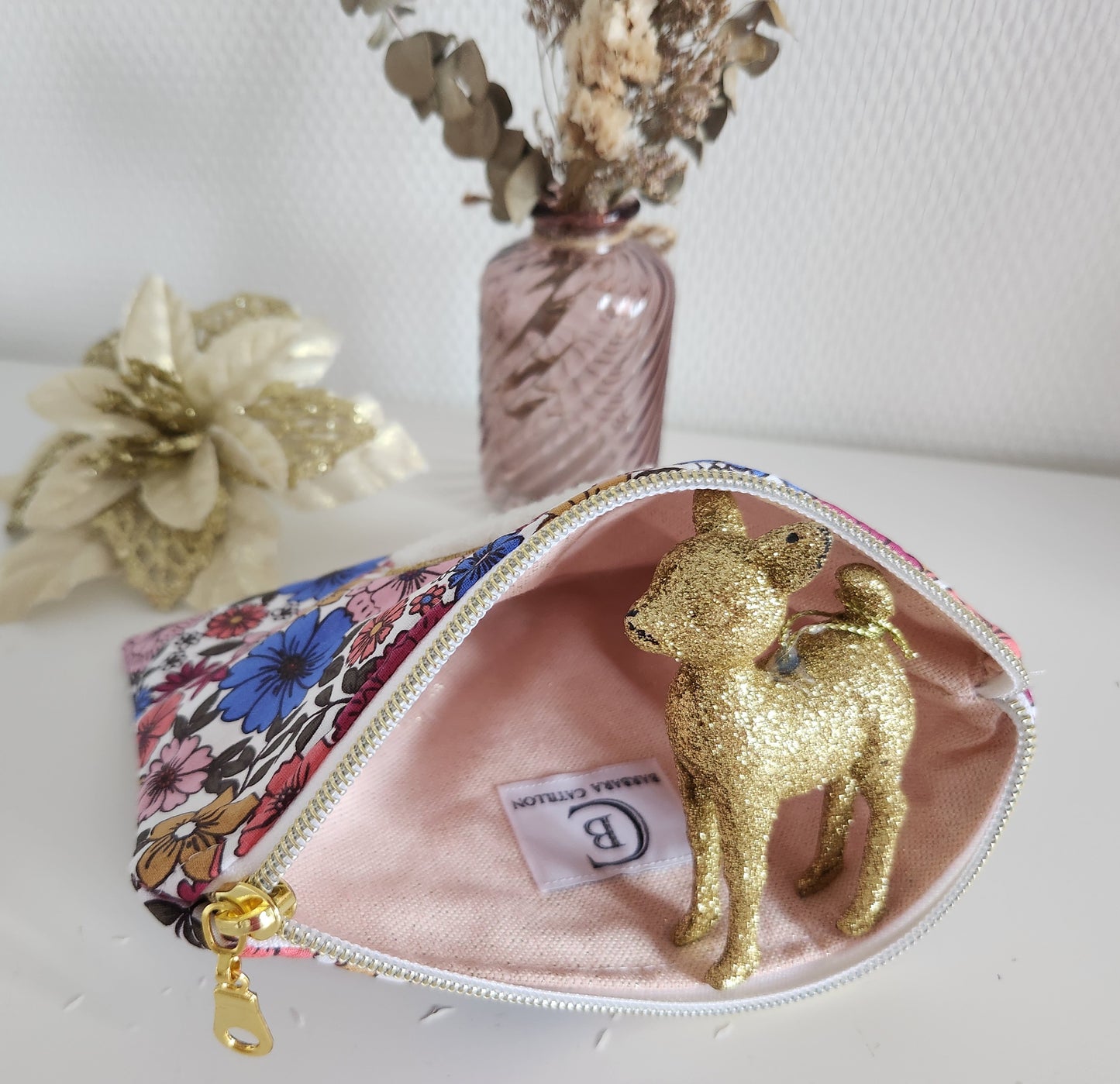 Trousse plate en coton fleuri et coeur moumoute