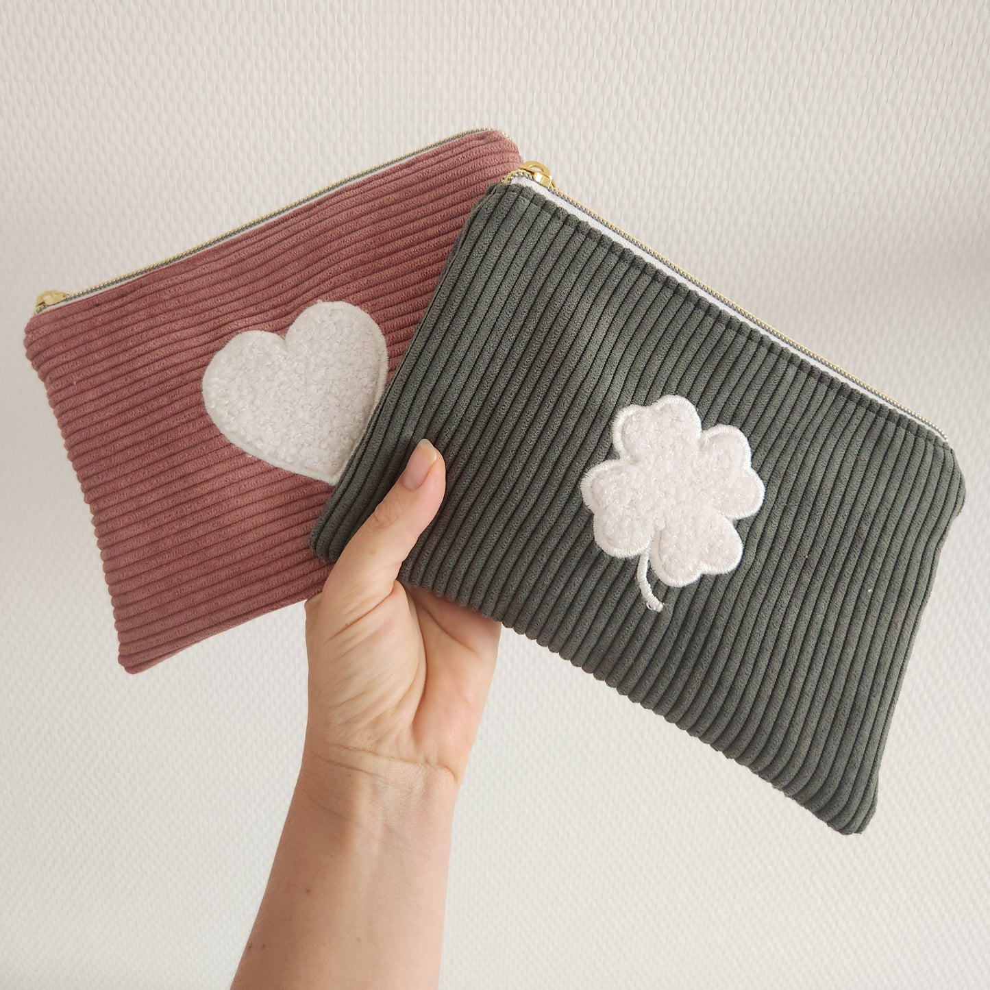 Trousse plate en velours côtelé et motif moumoute