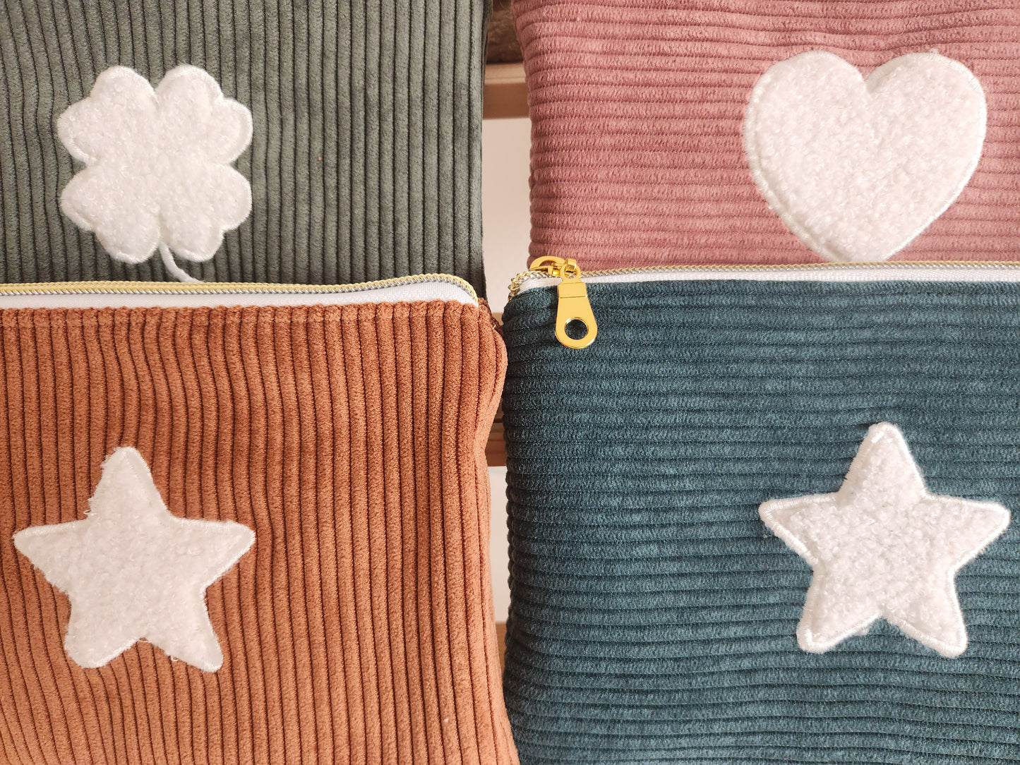Trousse plate en velours côtelé et motif moumoute