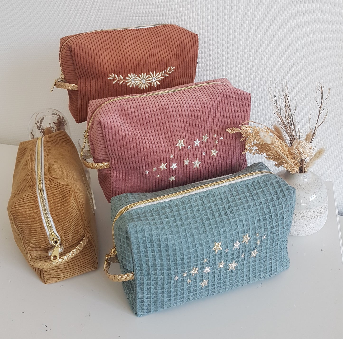 Trousse de toilette en velours côtelé et motif brodé