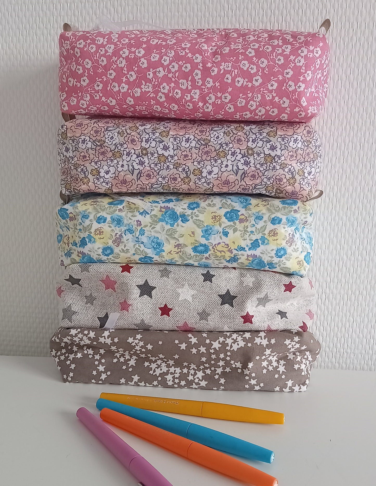 Trousse d'école, trousse à crayons, différents modèles fleuris ou étoilés