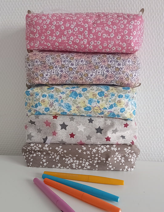 Trousse d'école, trousse à crayons, différents modèles fleuris ou étoilés