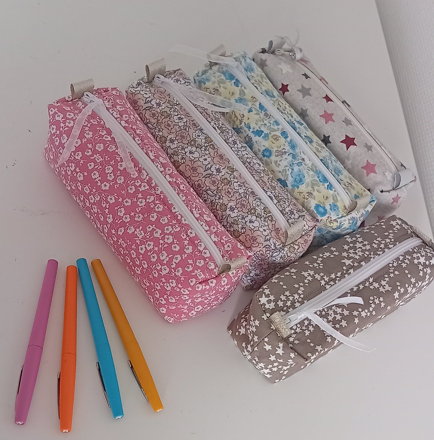 Trousse d'école, trousse à crayons, différents modèles fleuris ou étoilés
