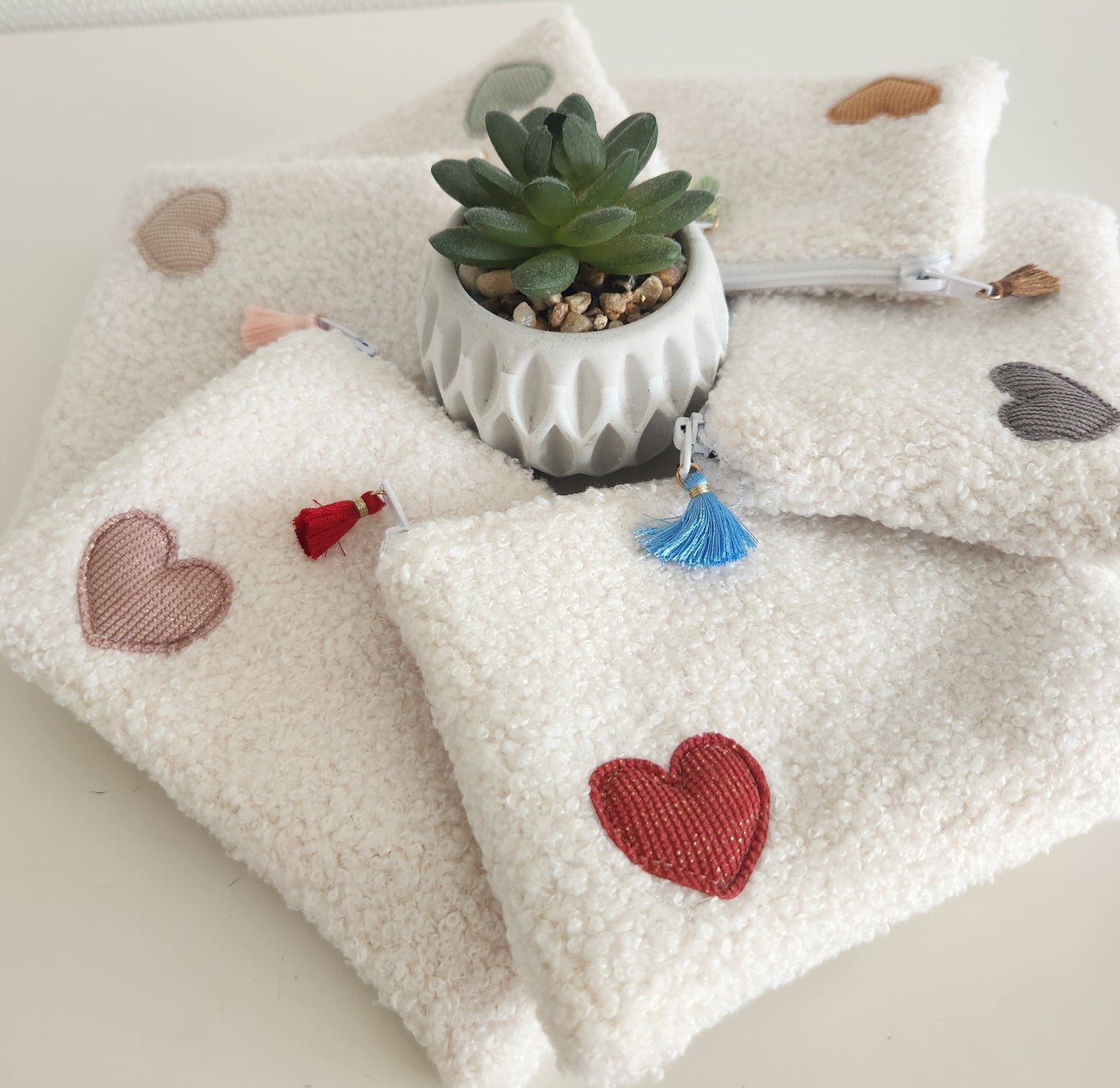 Trousse plate en moumoute écrue et petit coeur