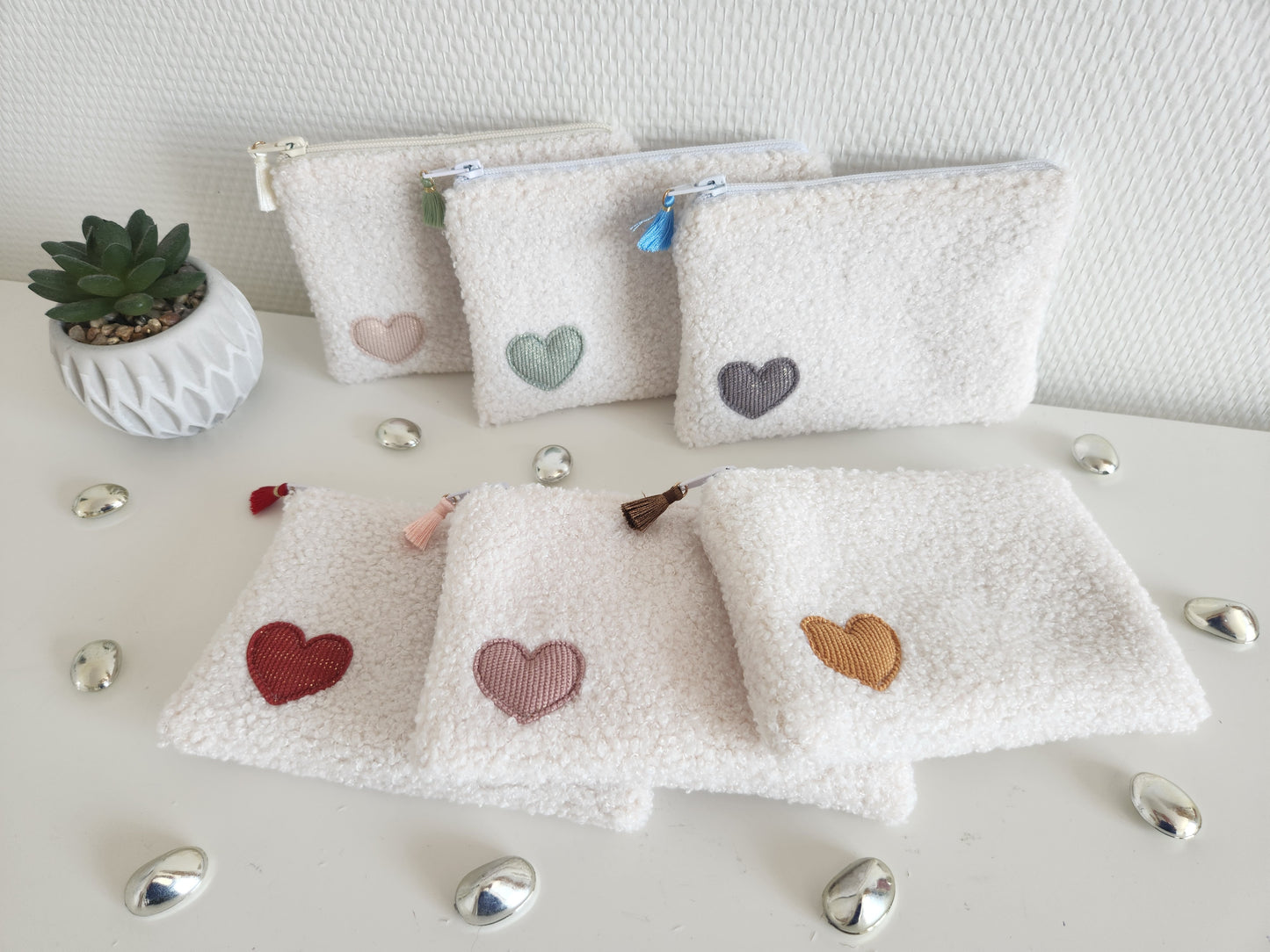 Trousse plate en moumoute écrue et petit coeur