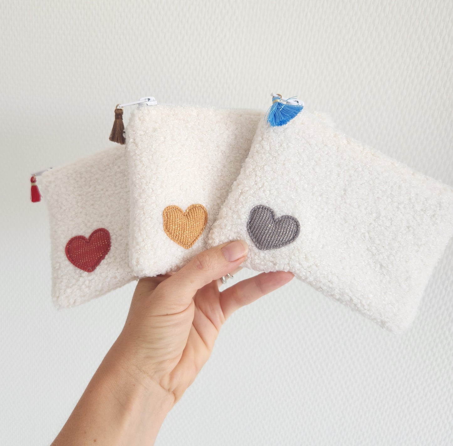 Trousse plate en moumoute écrue et petit coeur