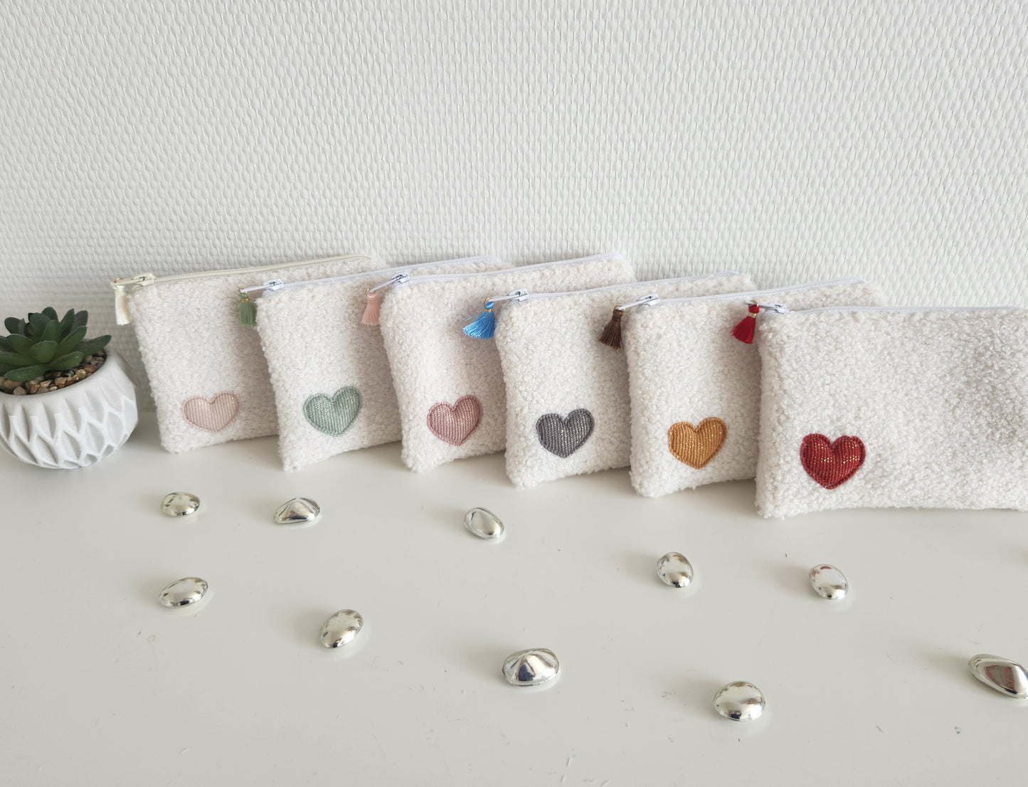 Trousse plate en moumoute écrue et petit coeur