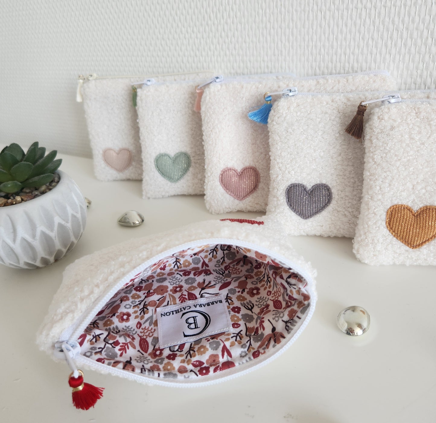 Trousse plate en moumoute écrue et petit coeur