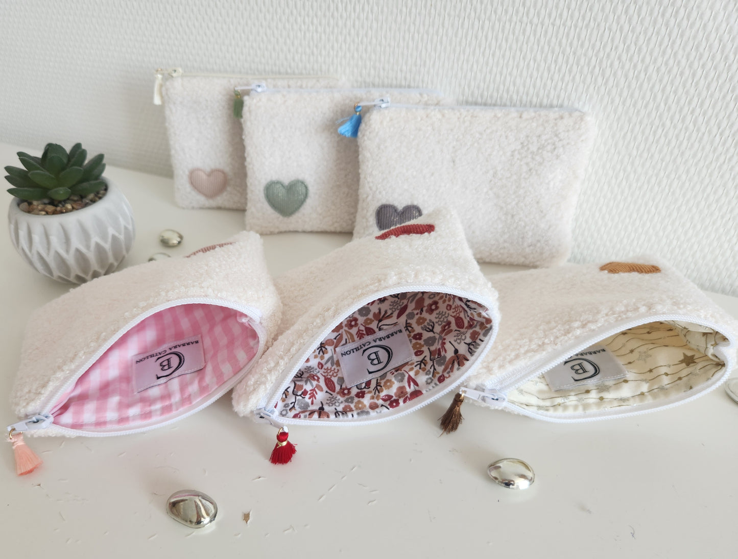Trousse plate en moumoute écrue et petit coeur