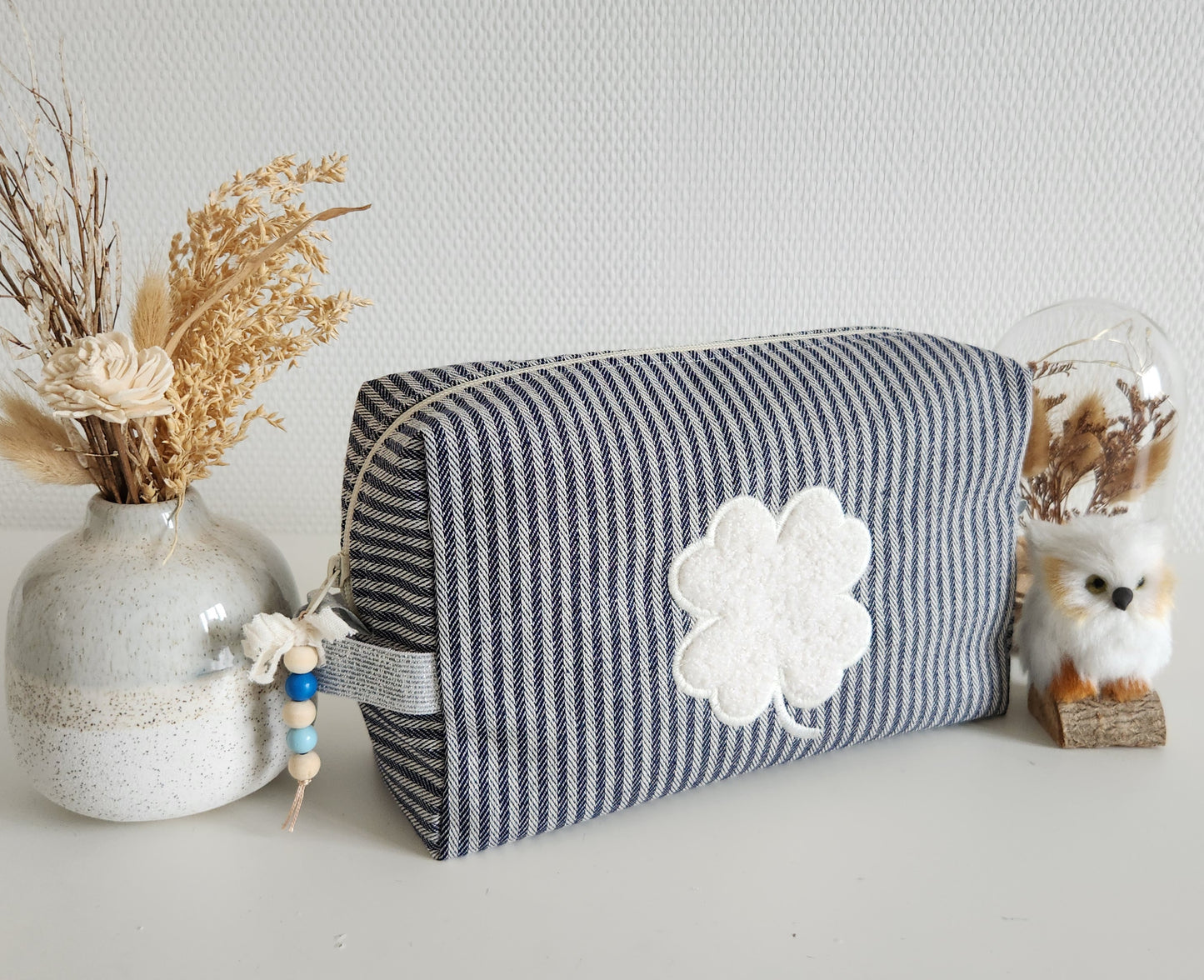Trousse de toilette coton rayé bleu marine et trèfle en bouclette écru