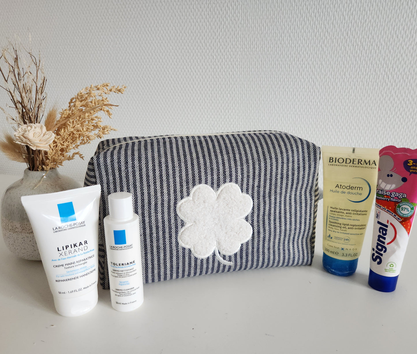 Créez votre trousse de toilette unie brodée