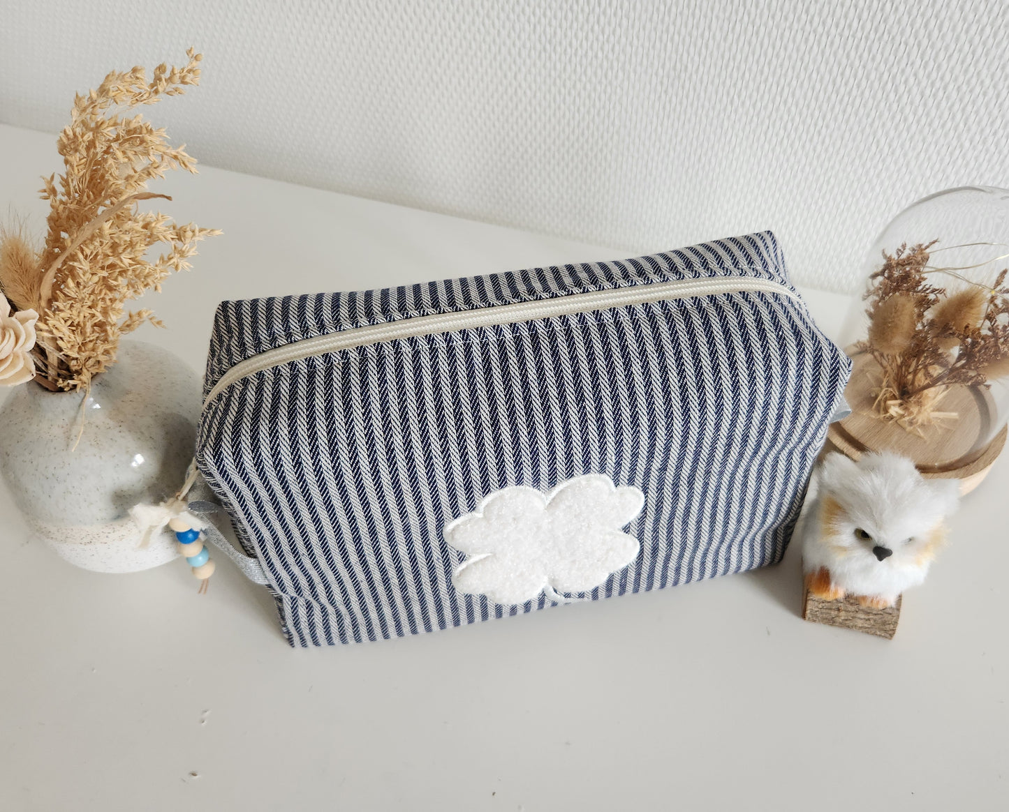 Trousse de toilette coton rayé bleu marine et trèfle en bouclette écru
