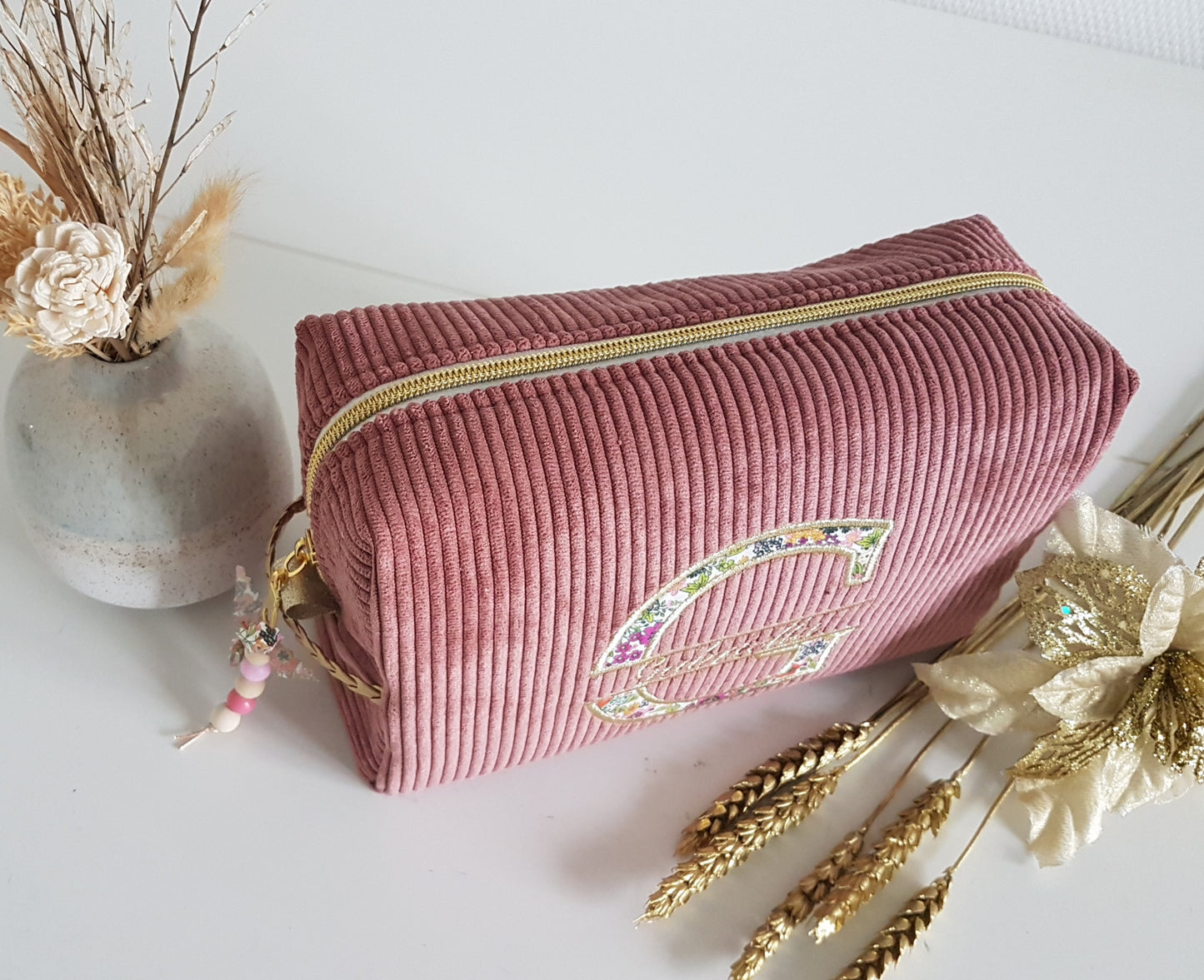 Trousse de toilette en velours côtelé, broderie initiale en tissu fleuri