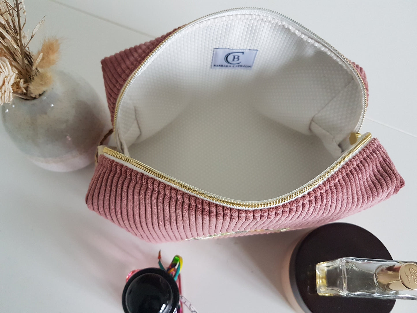 Kulturbeutel aus Cord, Initialenstickerei aus Blumenstoff