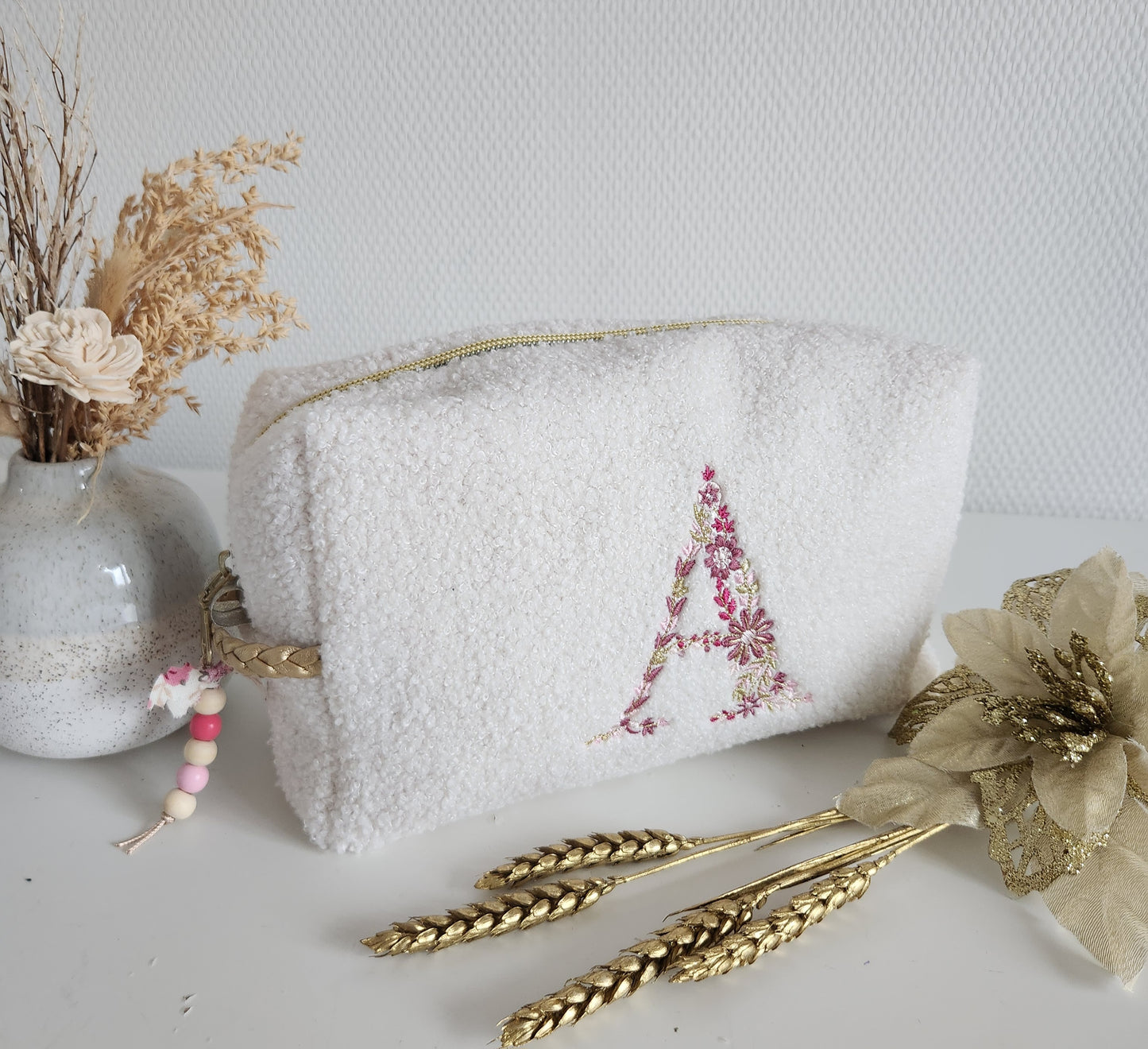 Trousse de toilette brodée en moumoute bouclette