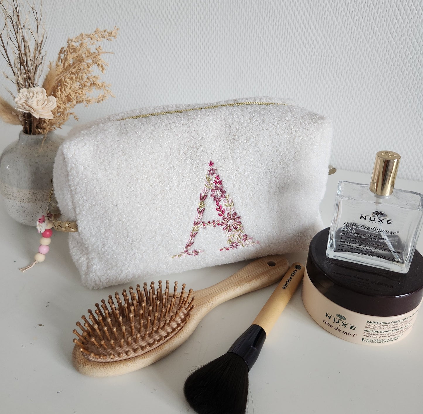 Trousse de toilette brodée en moumoute bouclette