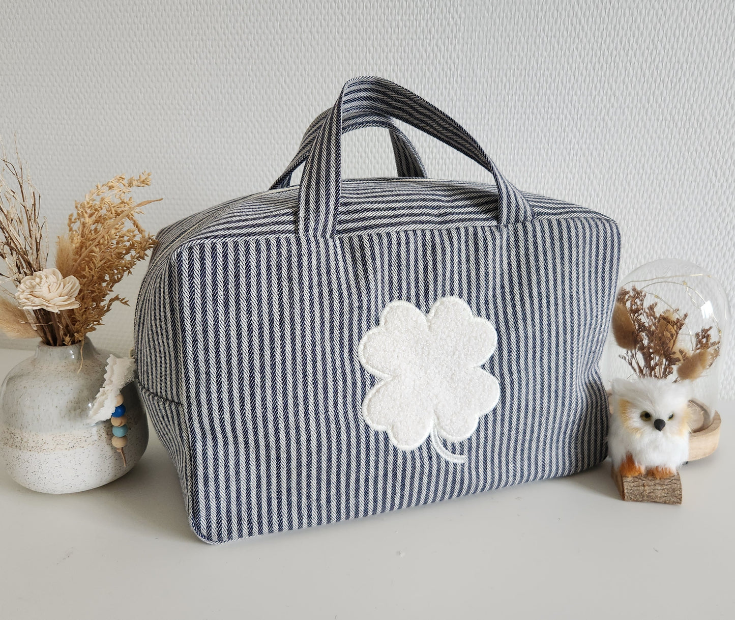 Valisette en coton rayé bleu marine et trèfle en bouclette écru