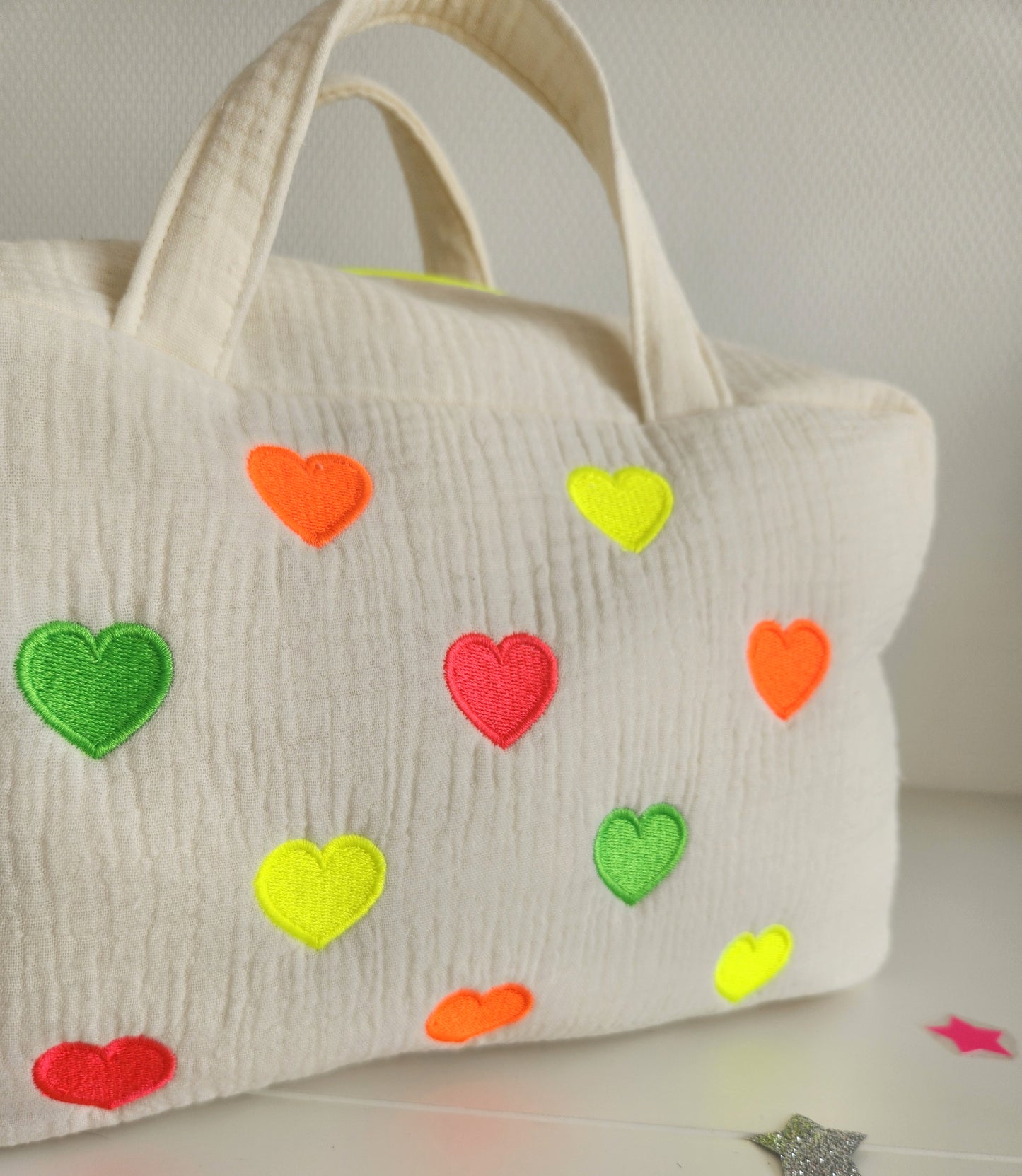 Valisette brodée en gaze de coton écrue et petits coeurs fluo