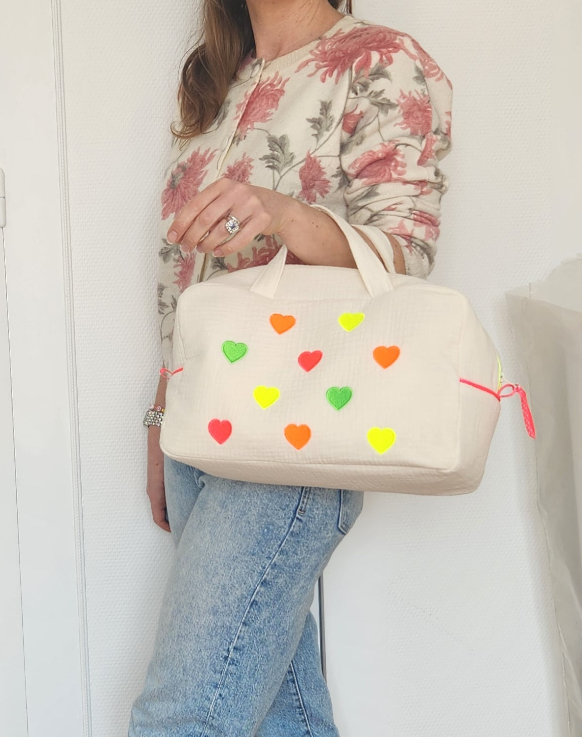 Valisette brodée en gaze de coton écrue et petits coeurs fluo