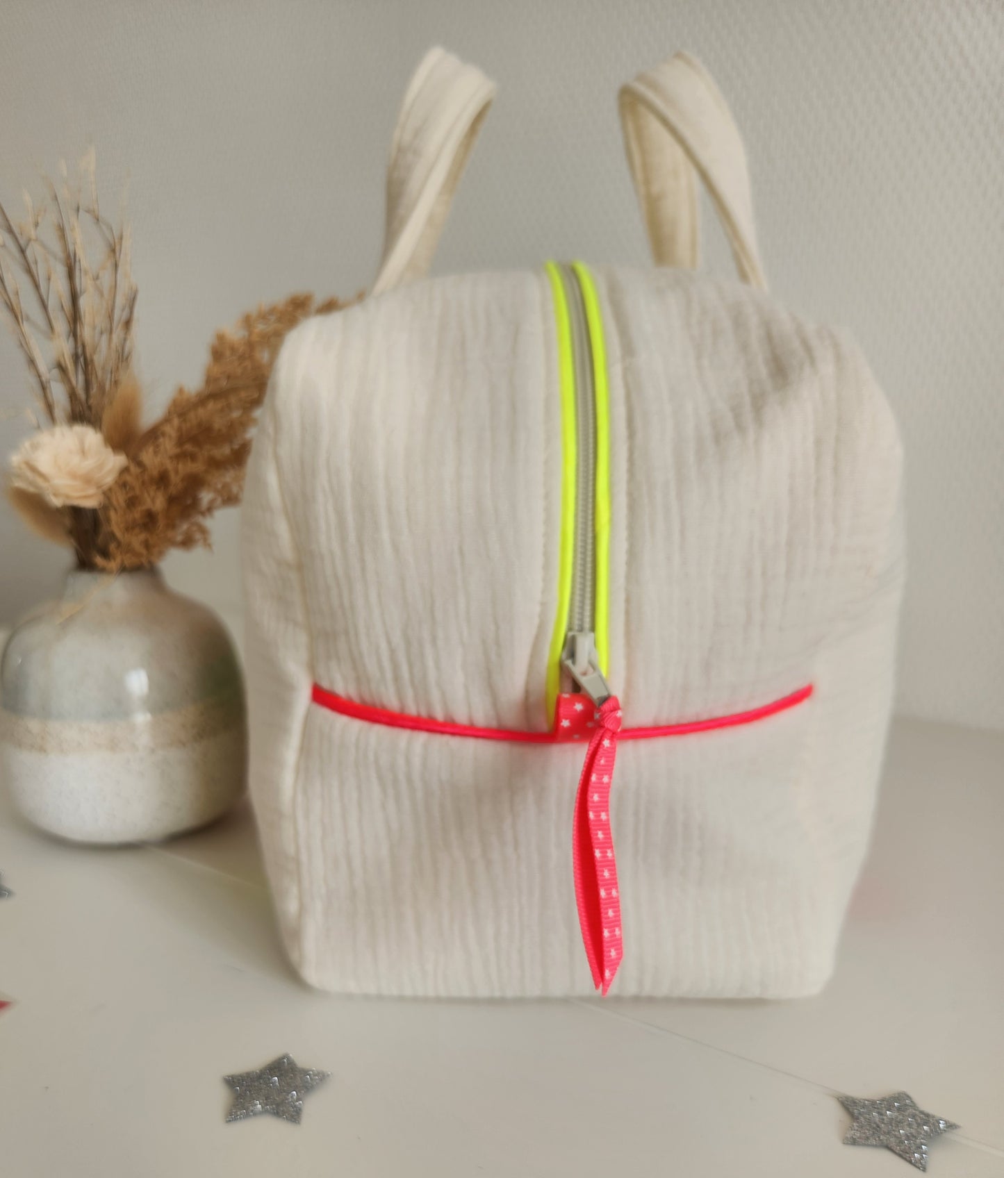 Valisette brodée en gaze de coton écrue et petits coeurs fluo