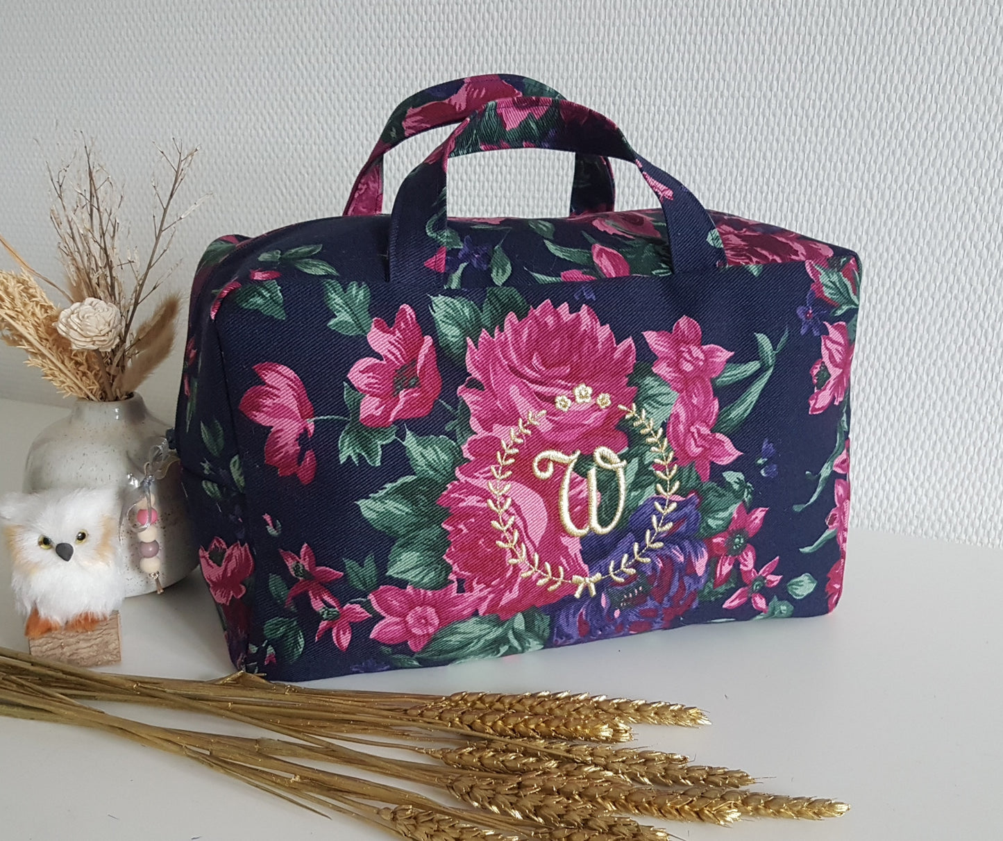 Valisette en coton bleu marine grosses fleurs roses.
