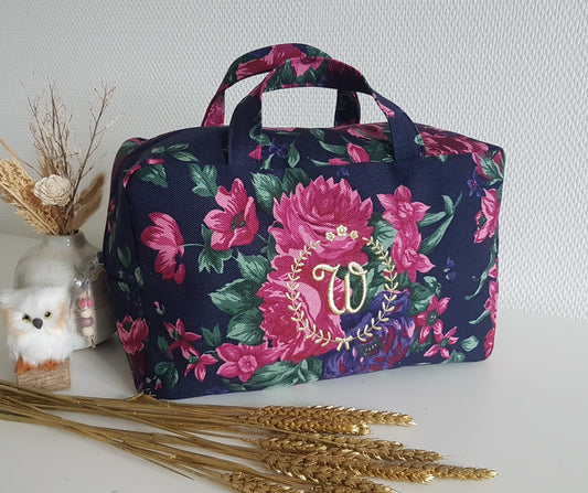 Valisette en coton bleu marine grosses fleurs roses.