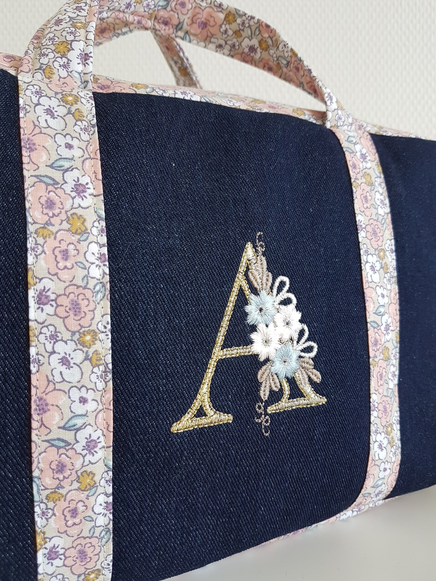 EN STOCK Valisette jean et fleurs roses, initiale fleurie