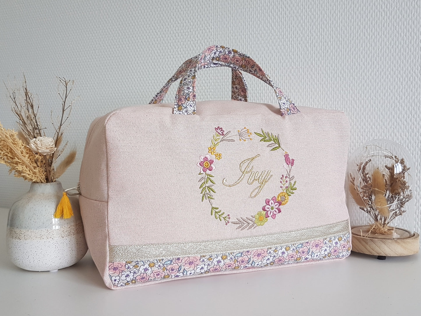 Valisette rose pâle scintillant, liberty et couronne de fleurs.