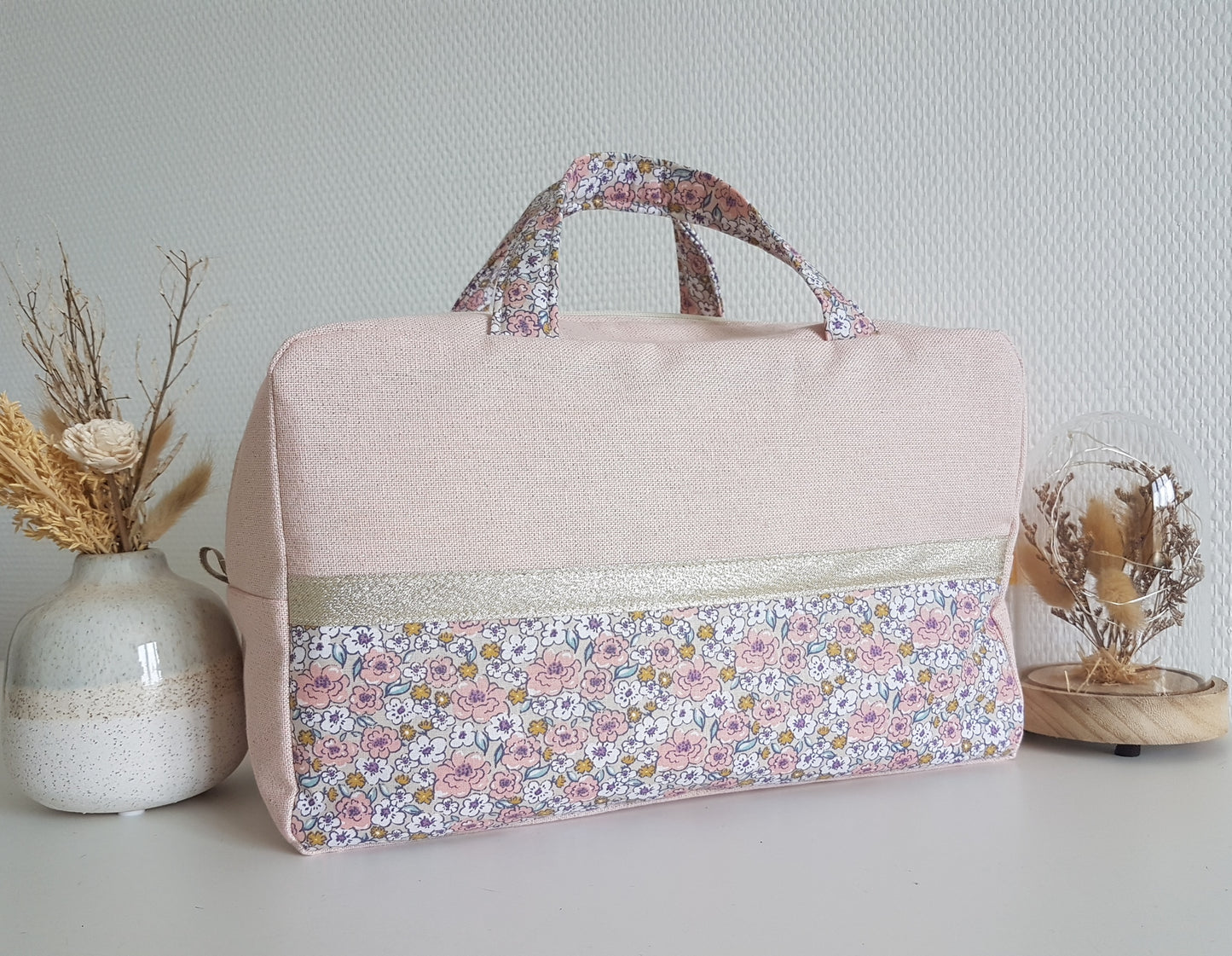 Valisette rose pâle scintillant, liberty et couronne de fleurs.