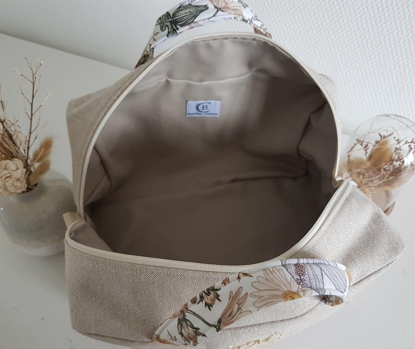 Beiger Baumwollkoffer mit Glitzer und großen Retro-Blumen