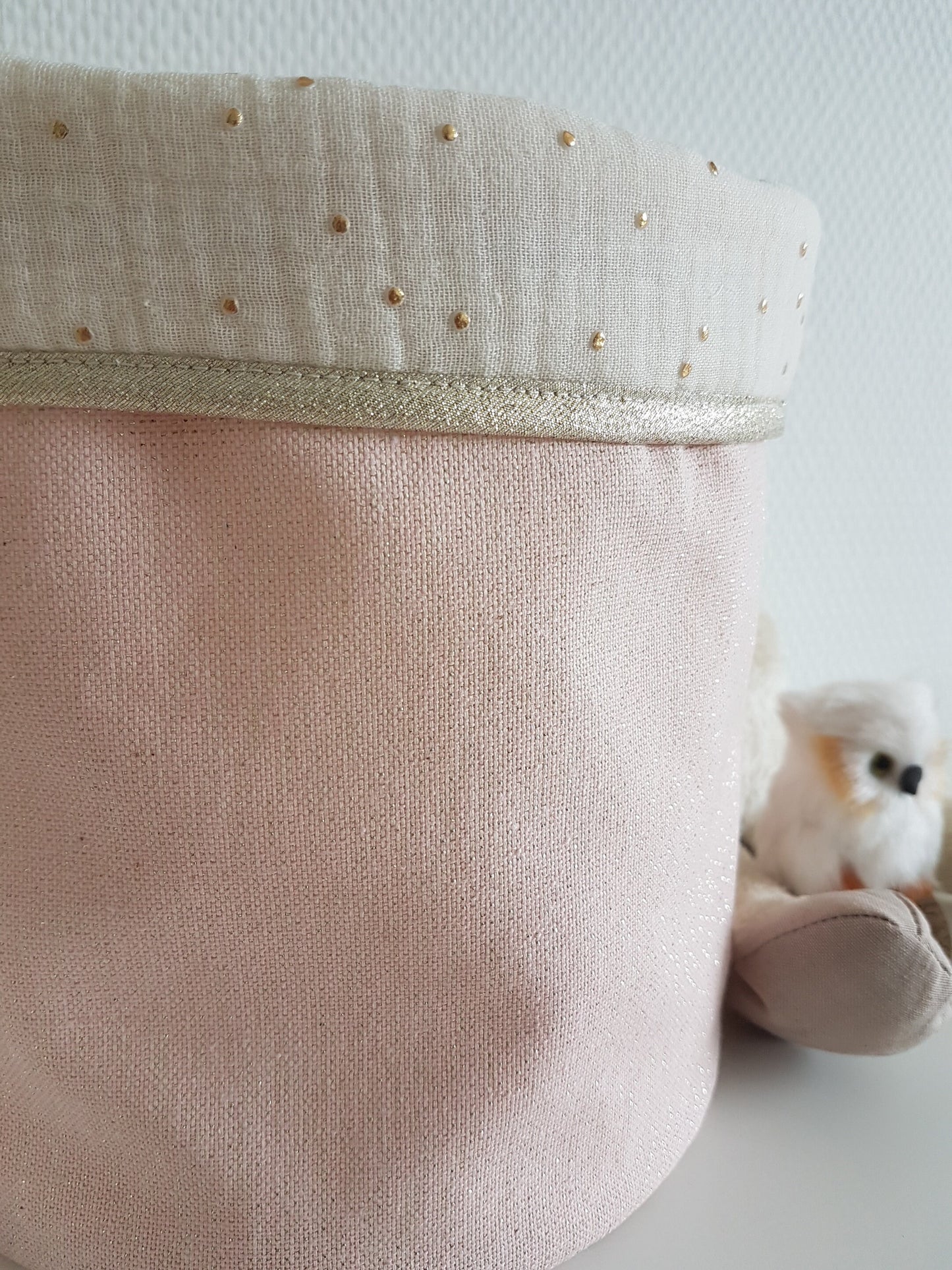 Grand panier/corbeille de rangement coton rose scintillant et gaze de coton ecrue.
