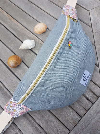 Sac banane en jean bleu clair et coton fleuri