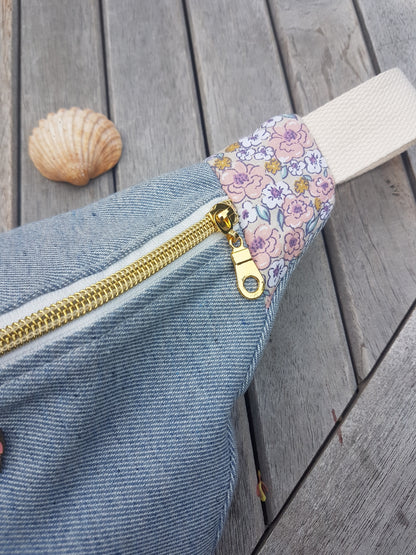 Sac banane en jean bleu clair et coton fleuri