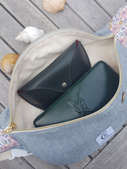 Sac banane en jean bleu clair et coton fleuri