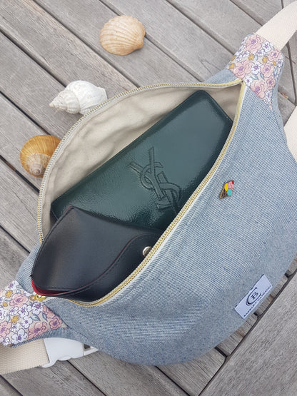 Sac banane en jean bleu clair et coton fleuri