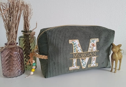 Trousse de toilette en velours côtelé, broderie initiale en tissu fleuri