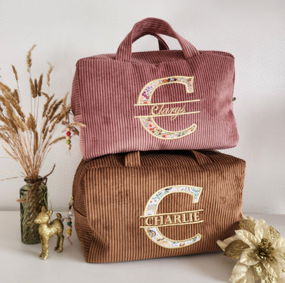 Valisette en velours côtelé et majuscule fleurie