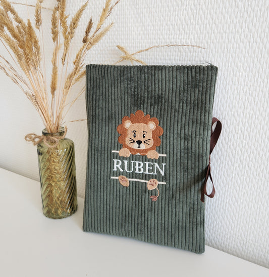 Protège carnet de santé, velours kaki et broderie lion