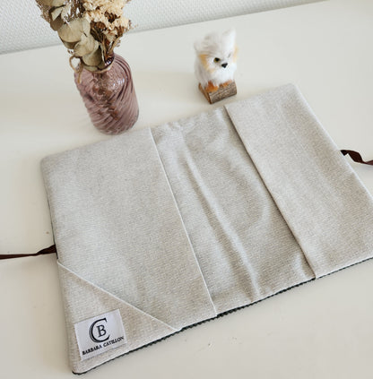 Protège carnet de santé, velours kaki et broderie lion