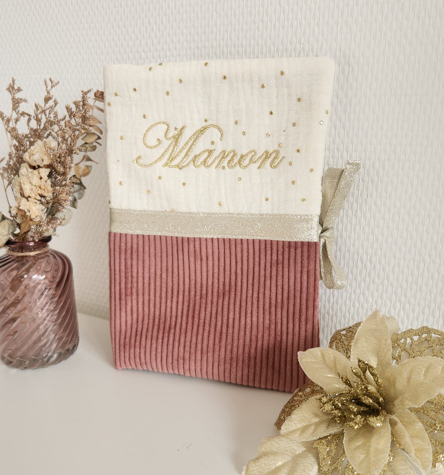 Protège carnet de santé bicolore, velours côtelé et gaze de coton.