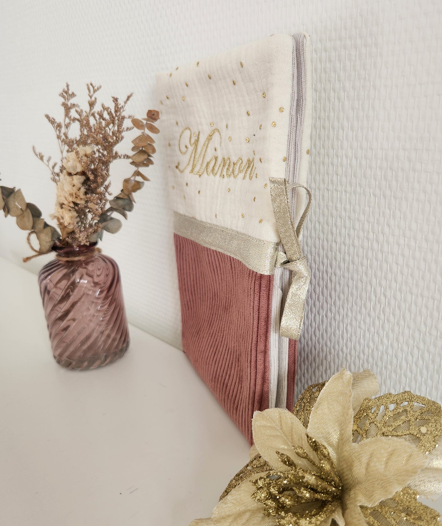 Protège carnet de santé bicolore, velours côtelé et gaze de coton.